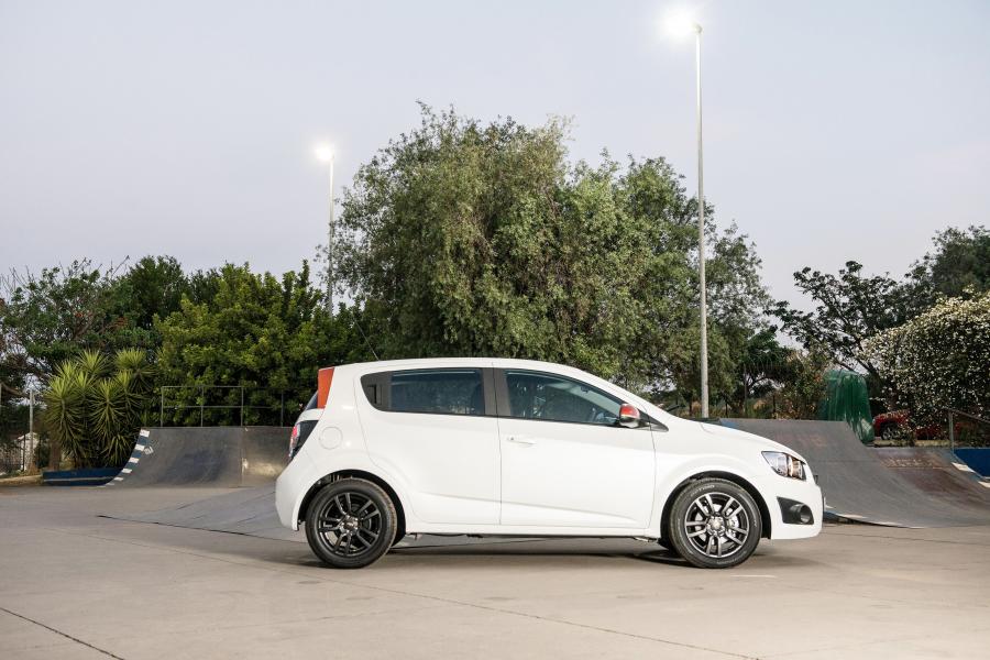  Chevrolet Sonic Black & White 2014 года  (фото 9 из 14)